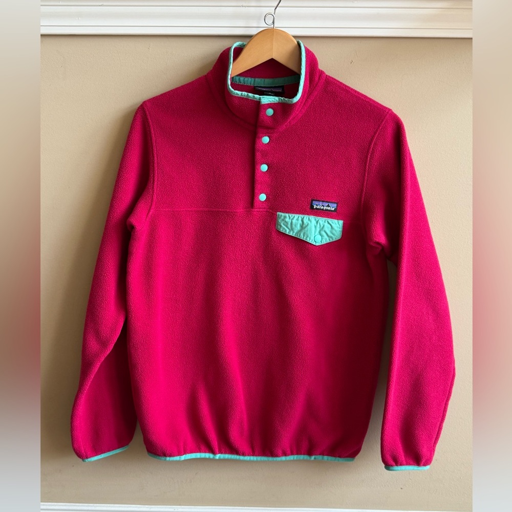 Patagonia Women’s Synchilla Pullover in Magenta and Teal, Size Medium.